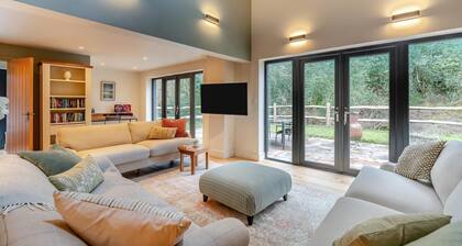 4 Bed in Ewhurst Green (oc-w31032)