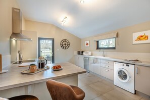 Microwave, oven, dishwasher, highchair - 4 Bed in Ewhurst Green (oc-w31032) (Ewhurst Green)
