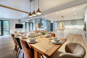 Dining - 4 Bed in Ewhurst Green (oc-w31032) (Ewhurst Green)