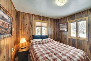 4 bedrooms, Internet, bed sheets - Spacious Retreat w/ Private Yard & Deck in Roscoe! (Roscoe)