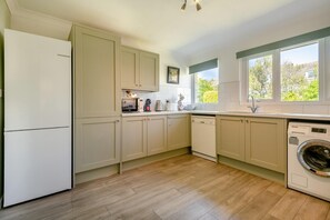 Mikroaaltouuni, uuni, astianpesukone, syöttötuoli