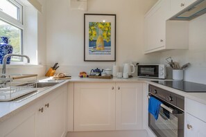 Oven, cookware/dishes/utensils - 2 Bed in Oxwich (oc-l31089) (Oxwich)