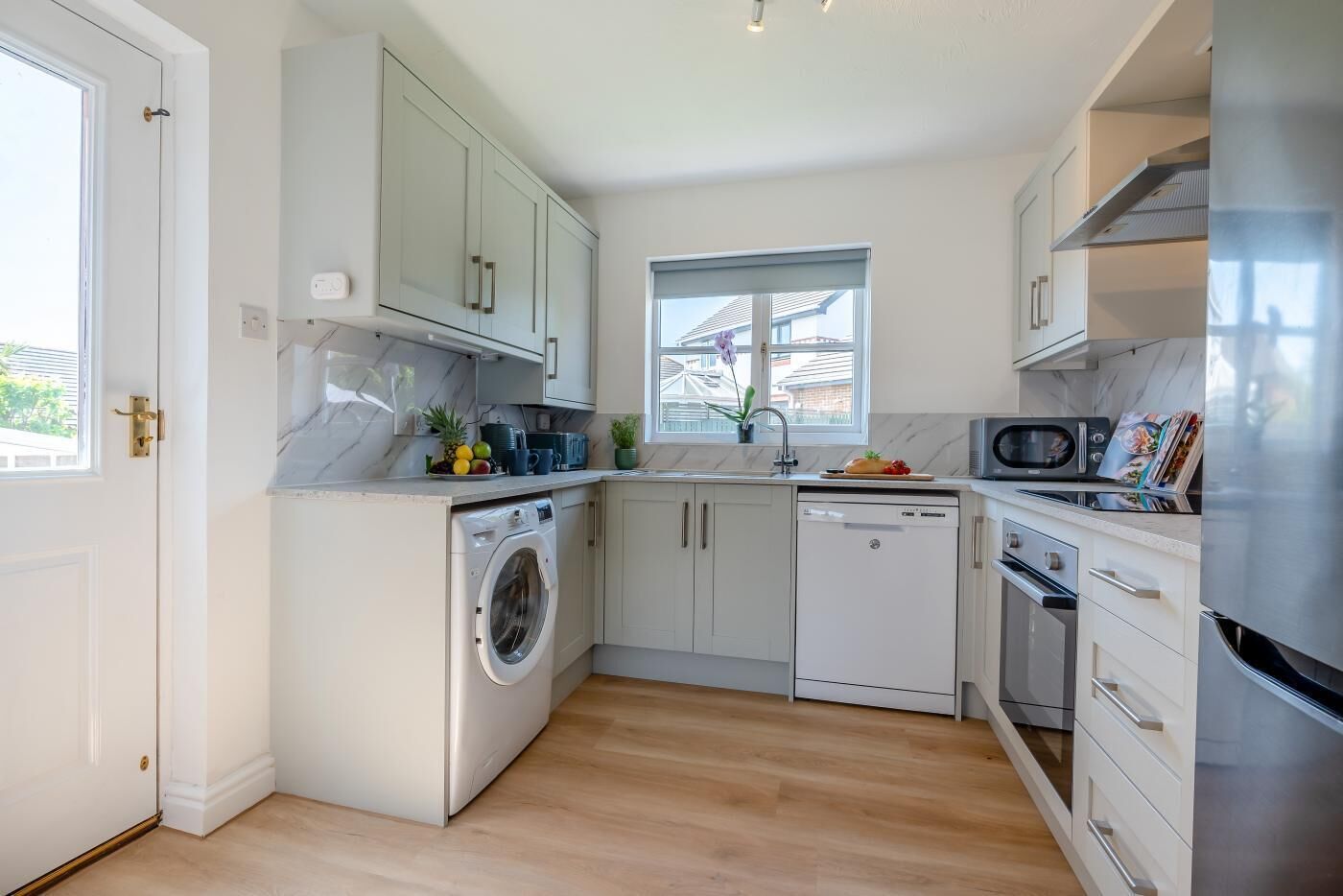 Mikrowelle, Ofen, Geschirrspüler, Hochstuhl