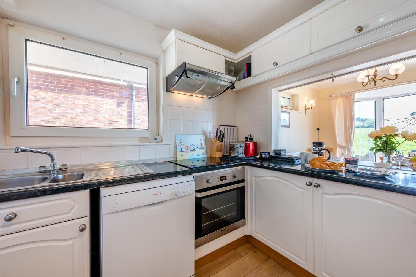 Ofen, Geschirrspüler, Hochstuhl, Kochgeschirr/Geschirr/Besteck