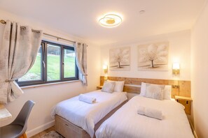 Iron/ironing board, travel crib, free WiFi, bed sheets - 4 Bed in Berriew (oc-t31114) (Berriew)