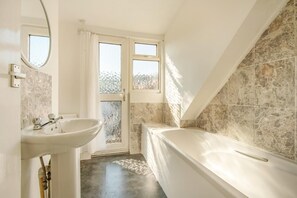 Towels - 2 Bed in Swanage (oc-b31105) (Swanage)