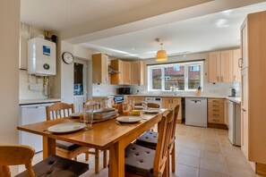 Microwave, oven, dishwasher, highchair - 3 Bed in Brockenhurst (oc-l30942) (Brockenhurst)