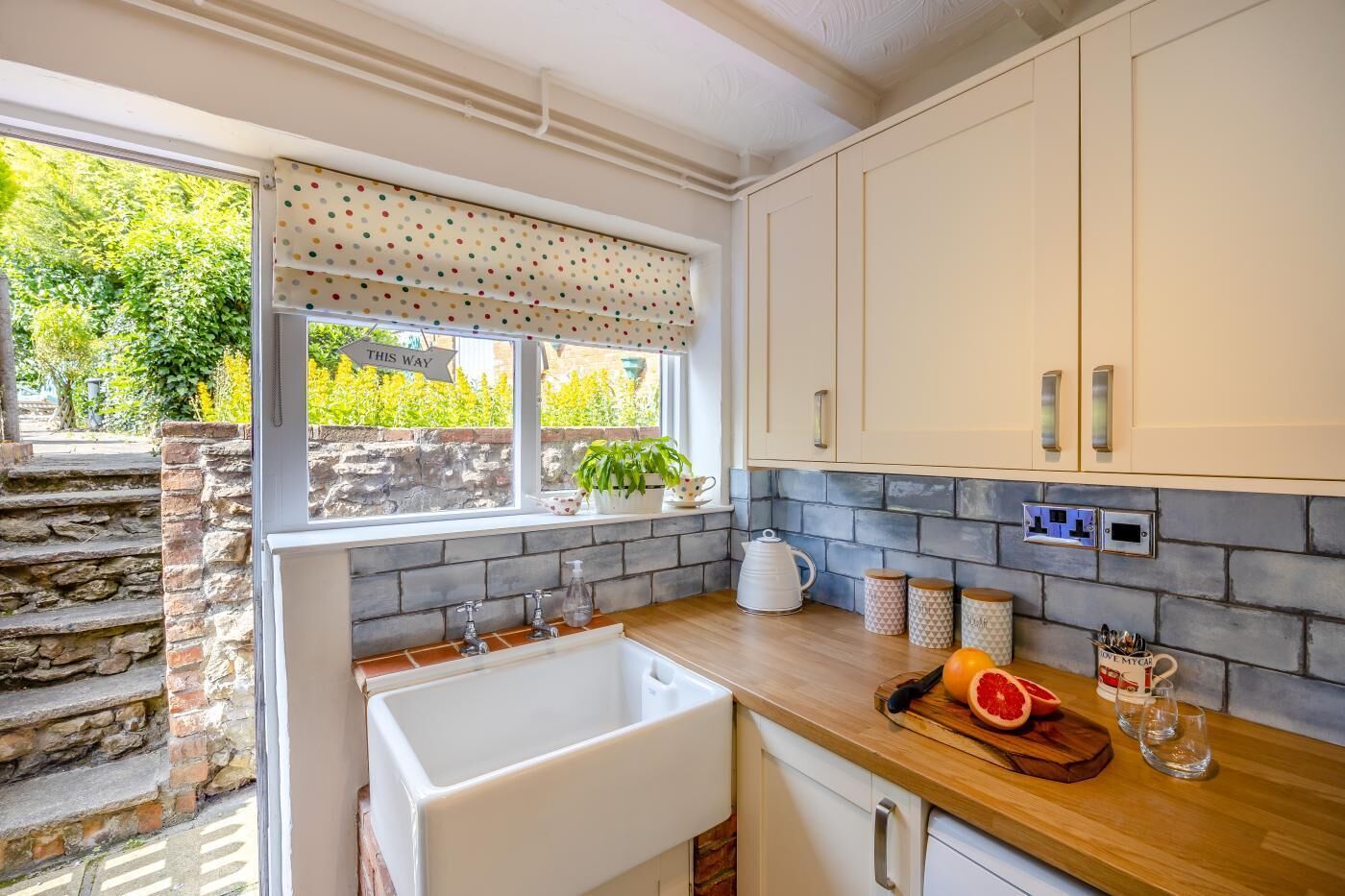 Microondas, horno, lavavajillas y utensilios de cocina 