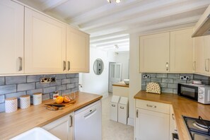 Mikrowelle, Ofen, Geschirrspüler, Kochgeschirr/Geschirr/Besteck