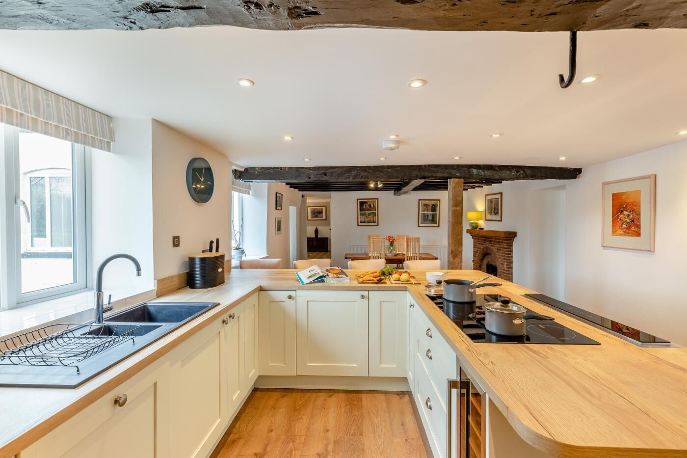 Microondas, horno, lavavajillas, utensilios de cocina