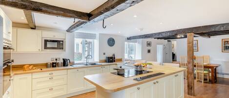 Microwave, oven, dishwasher, cookware/dishes/utensils