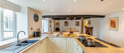 Mikrowelle, Ofen, Geschirrspüler, Kochgeschirr/Geschirr/Besteck