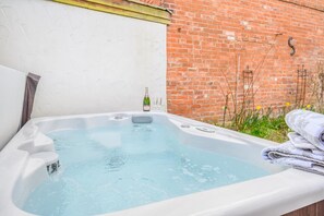 Outdoor spa tub - 4 Bed in Alcester (oc-s30997) (Alcester)