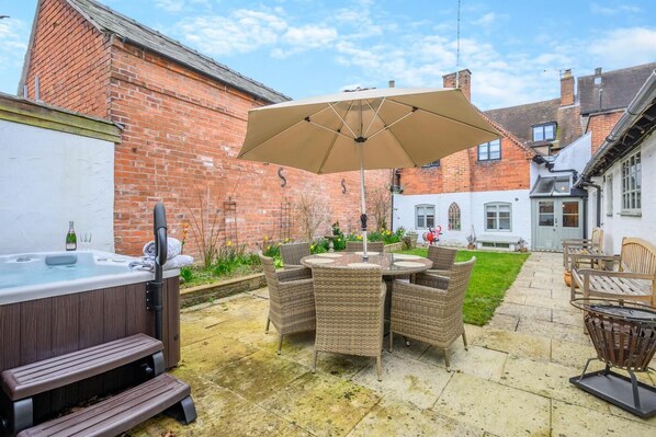 Outdoor dining - 4 Bed in Alcester (oc-s30997) (Alcester)
