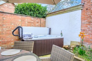Outdoor dining - 4 Bed in Alcester (oc-s30997) (Alcester)