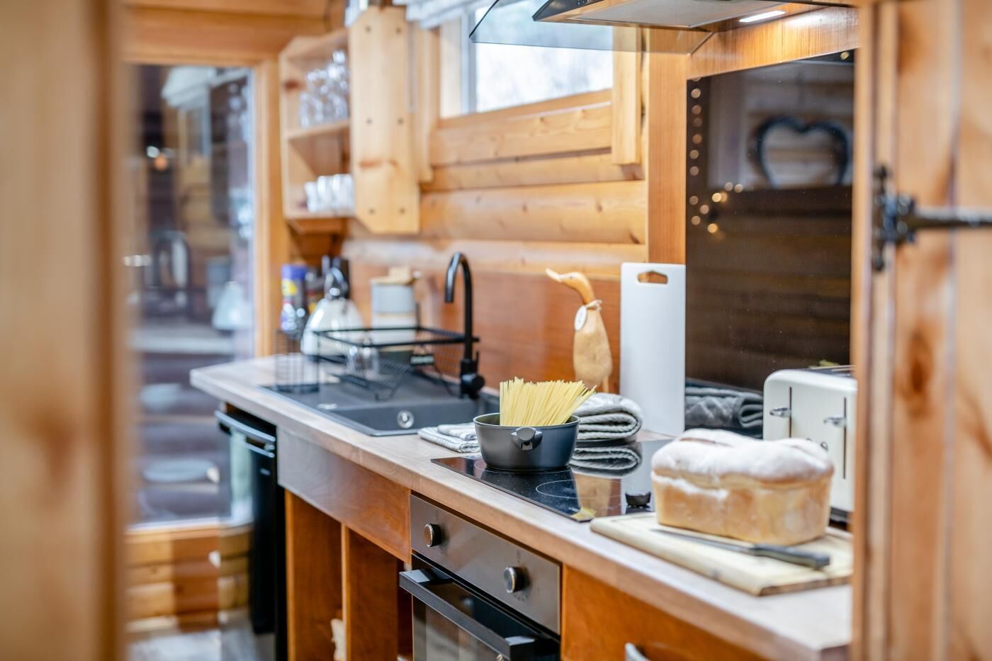 Micro-ondes, four, batterie de cuisine, vaisselle et ustensiles