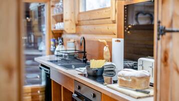 Micro-ondes, four, batterie de cuisine, vaisselle et ustensiles