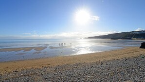 Una platja de pedres i un cel serè.