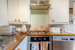 Microwave, oven, dishwasher, cookware/dishes/utensils - 1 Bed in Starkholmes (oc-q30994) (Matlock Bath)