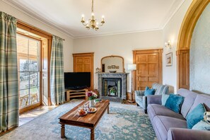 TV, fireplace - 5 Bed in Hundred House (oc-l31090) (Hundred House)