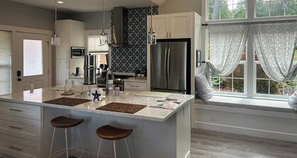 Etoile Bleue - A water view retreat with sauna on Bainbridge Island