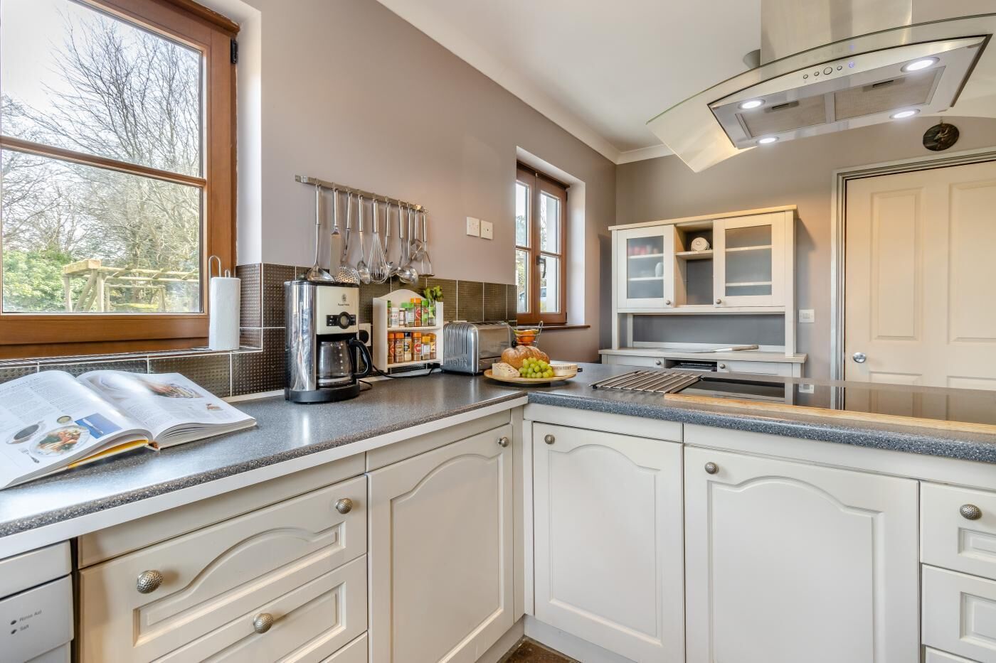 Micro-ondes, four, lave-vaisselle, chaise haute