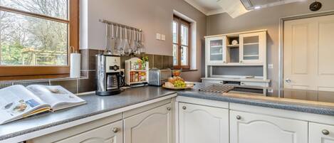 Micro-ondes, four, lave-vaisselle, chaise haute