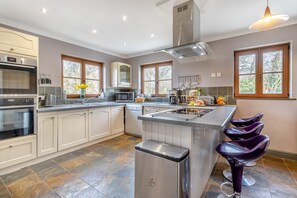 Micro-ondes, four, lave-vaisselle, chaise haute