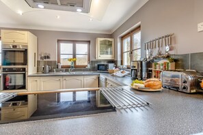 Micro-ondes, four, lave-vaisselle, chaise haute