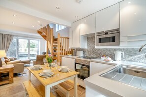 Oven, dishwasher, cookware/dishes/utensils - 2 Bed in Pooley Bridge (oc-l31060) (Pooley Bridge)