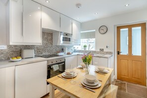 Oven, dishwasher, cookware/dishes/utensils - 2 Bed in Pooley Bridge (oc-l31060) (Pooley Bridge)