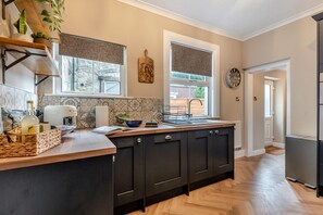 Microwave, oven, dishwasher, high chair - 6 Bed in Buxton (oc-s31063) (Buxton)