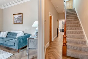 TV - 6 Bed in Buxton (oc-s31063) (Buxton)