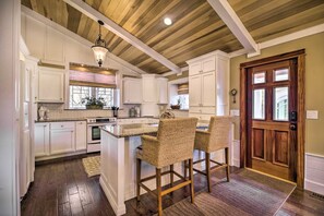 Fridge, microwave, oven, stovetop - Lux Norris Lake Home|Private Dock & Stunning Views (LaFollette)