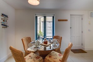 Dining - 2 Bed in Torquay (oc-wellme) (Torquay)