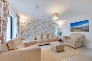 TV - 2 Bed in Torquay (oc-wellme) (Torquay)