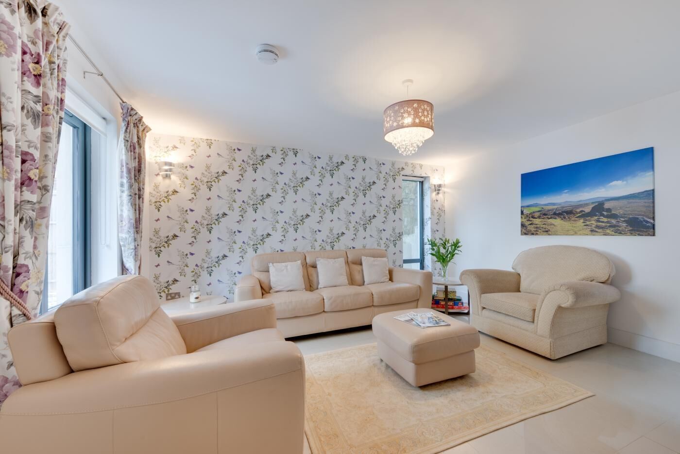 Una sala de estar con un sofá color beige, un sillón a juego y una mesa de centro.