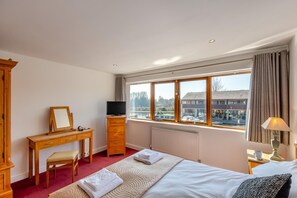 Fer et planche à repasser, Wi-Fi gratuit, draps fournis