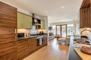 Micro-ondes, four, lave-vaisselle, chaise haute