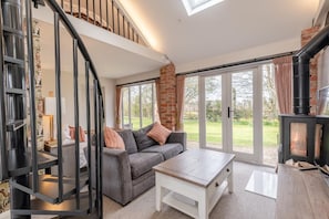 TV, fireplace - 5 Bed in Haceby (oc-c31061) (Haceby)
