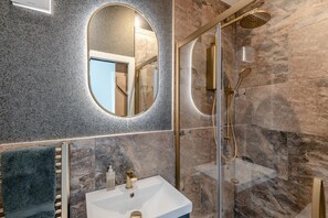 Towels - 5 Bed in Haceby (oc-c31061) (Haceby)