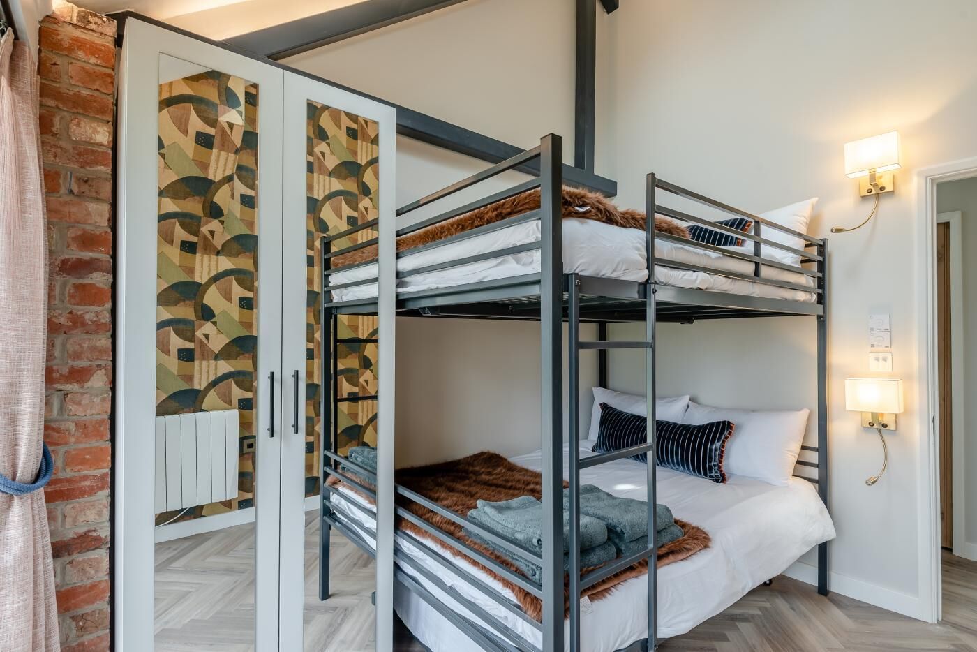 5 bedrooms, free WiFi, bed sheets