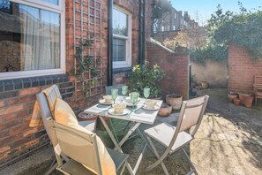 Outdoor dining - 2 Bed in Scarborough (oc-f31046) (Scarborough)