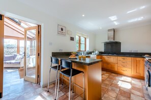 Microondas, horno, lavavajillas y periquera 