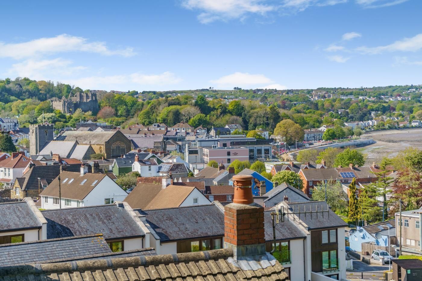 Une ville qui possède des bâtiments historiques, des maisons d’habitation et offre une vue panoramique depuis le sommet d’une colline.
