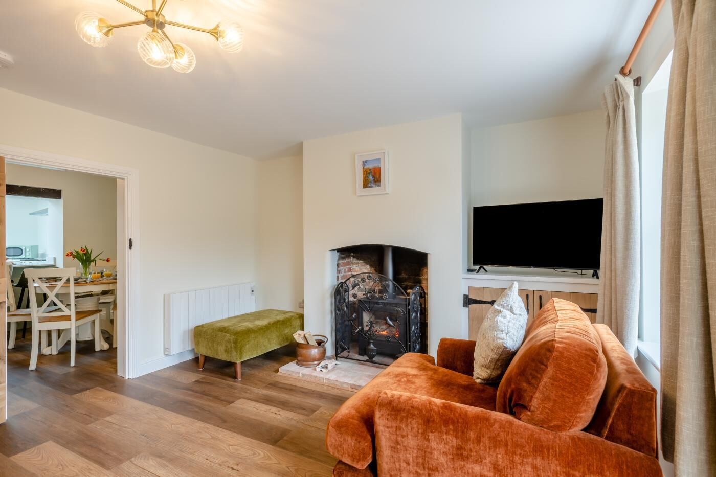 Una televisión, una chimenea