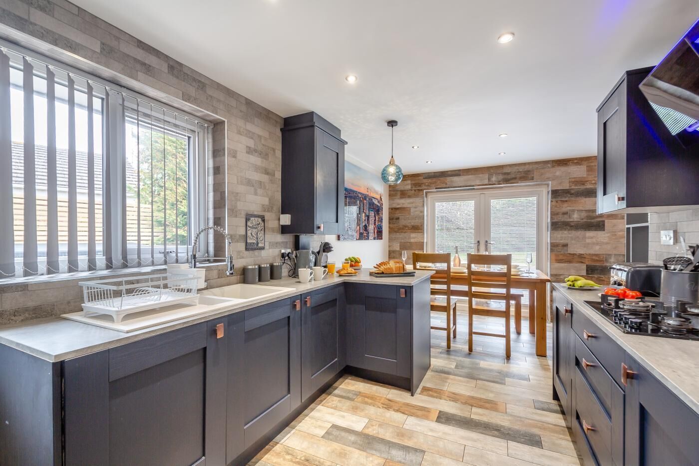 Mikrobølgeovn, ovn, høy barnestol og kjøkkenutstyr