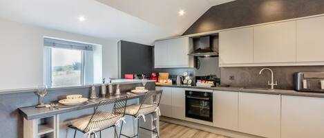 Mikrowelle, Ofen, Geschirrspüler, Hochstuhl