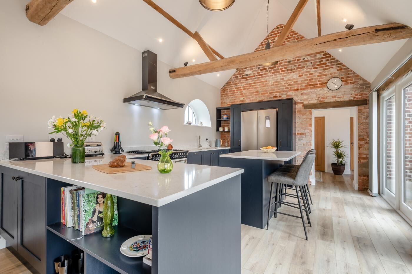 Microondas, horno, trona infantil y utensilios de cocina