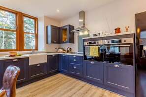 فرن، غسالة أطباق، كرسي للأطفال، مستلزمات طهي/أطباق/أوعية